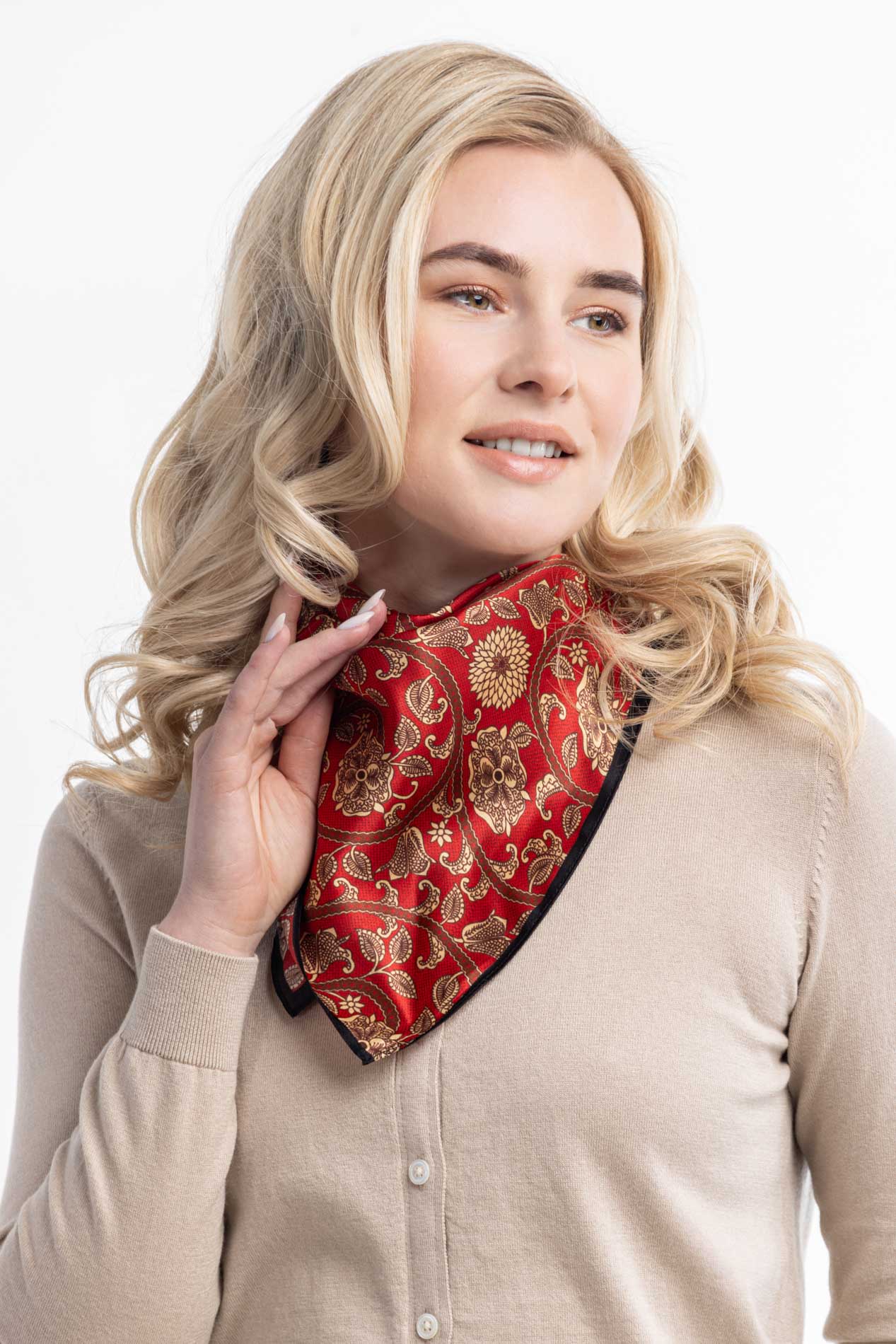 Красный платок из шелка   290642