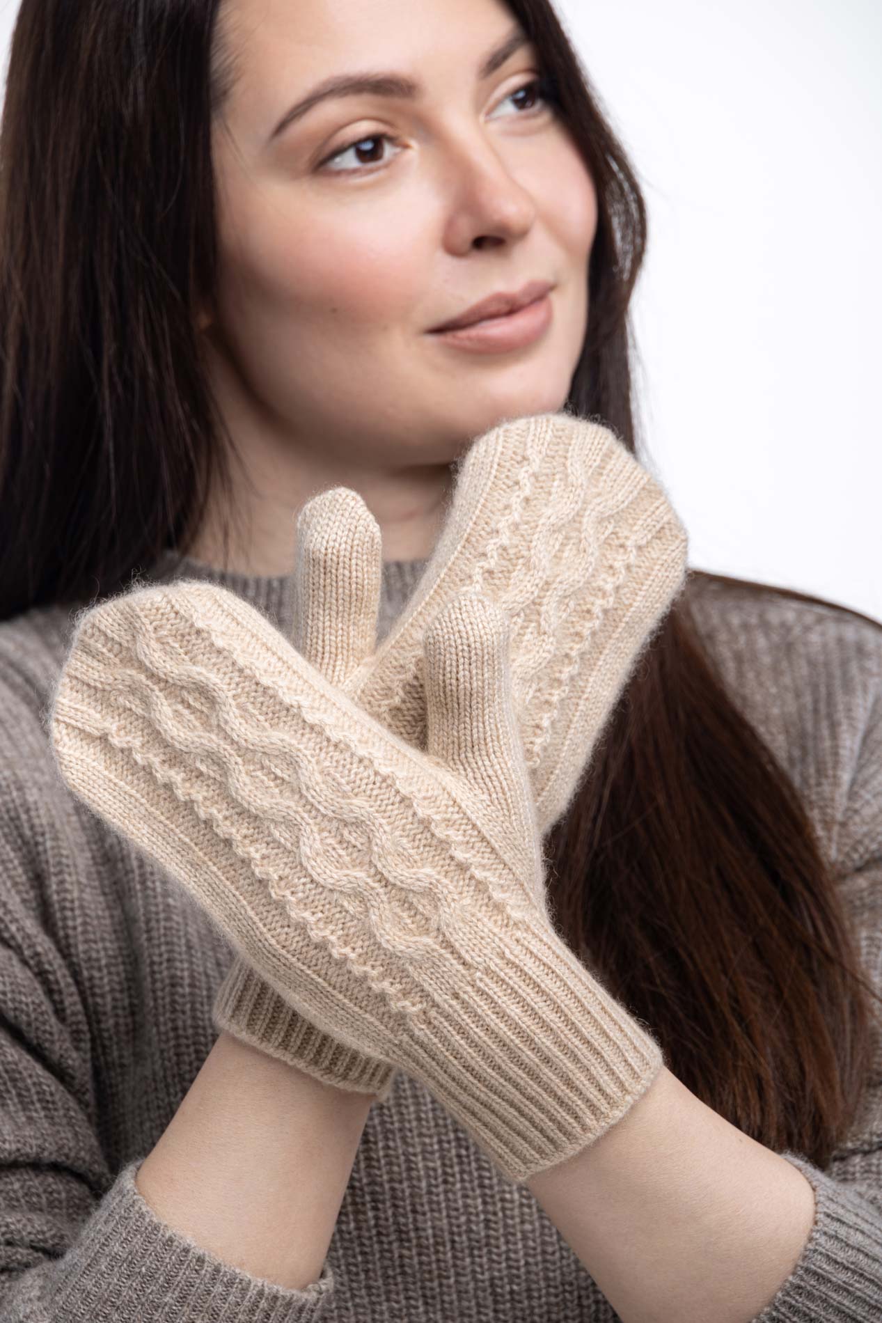 Женские варежки из кашемира с фактурным узором из кос   249754