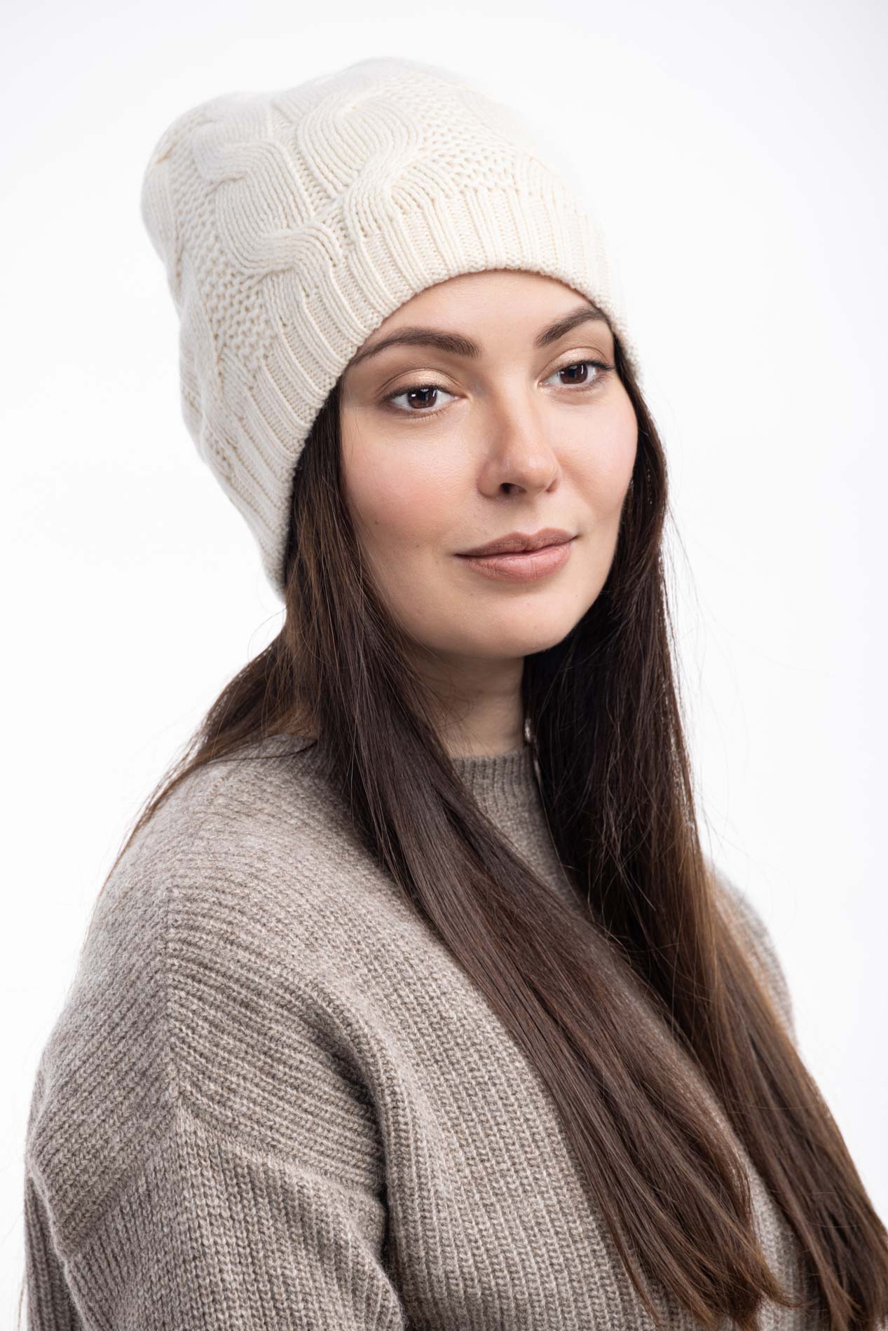 Женская шапка из кашемира с косами   219974