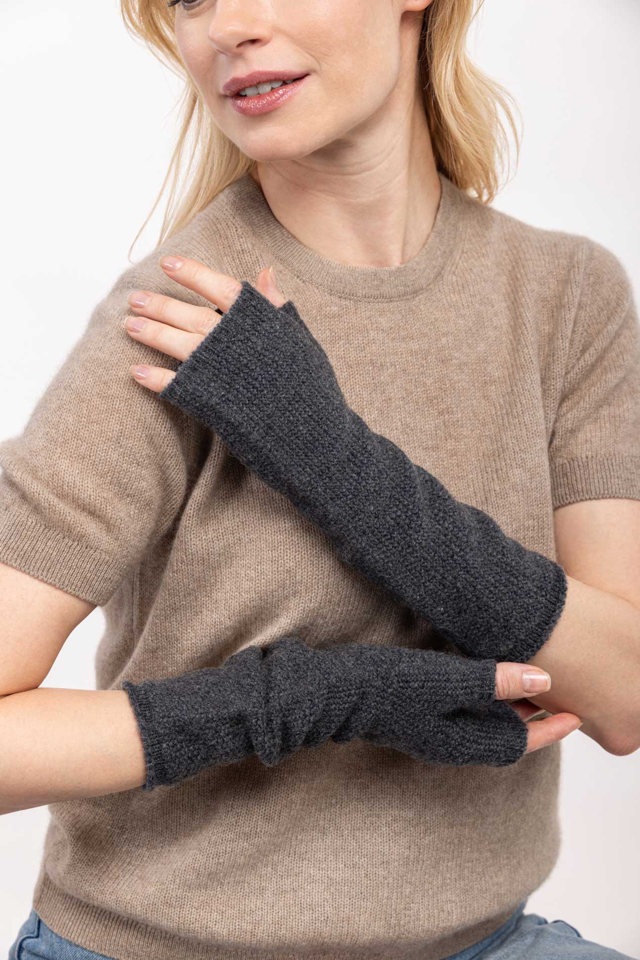 Вязаные митенки из верблюжьей шерсти   289153