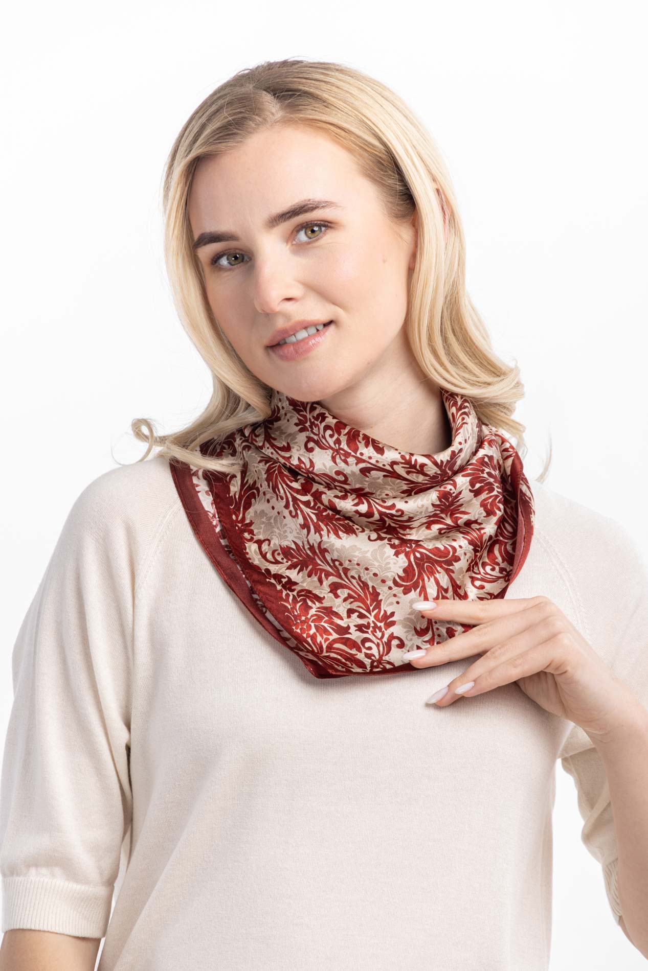 Платок из шелка с орнаментом   290685