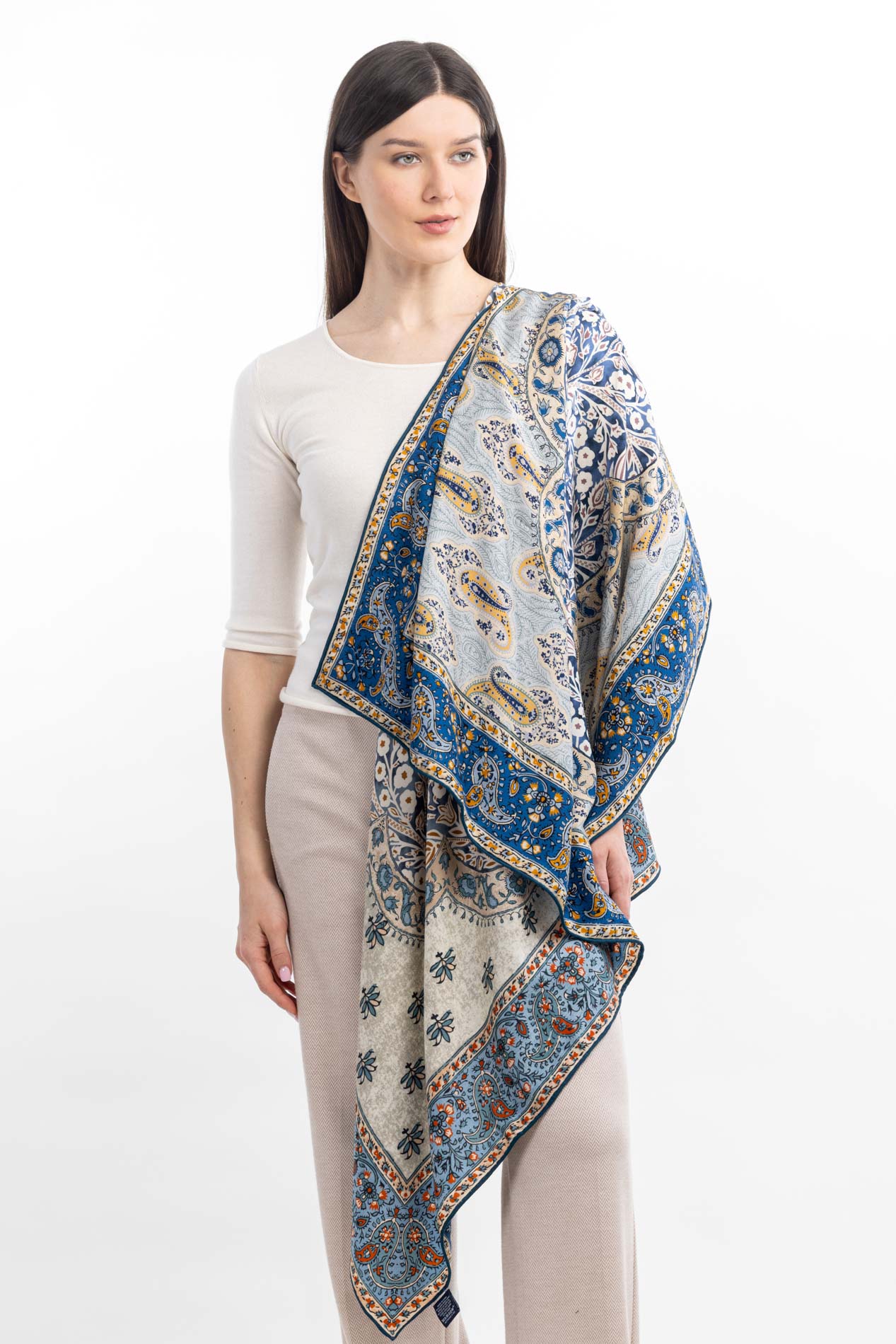 Платок из шерсти и шелка с ярким орнаментом   290840