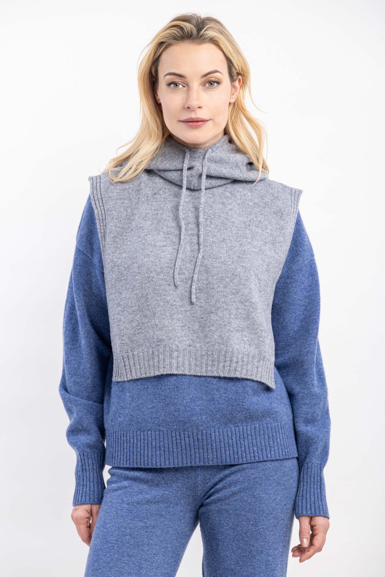 Шерстяная манишка с капюшоном   289763