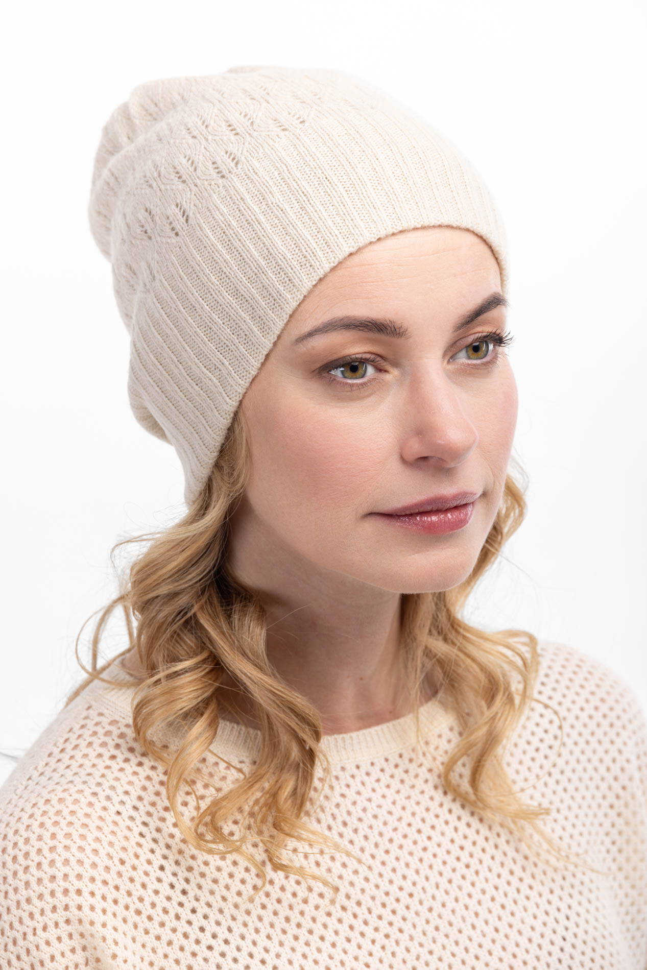 Шапка из верблюжьей шерсти ажурная двойная   290196