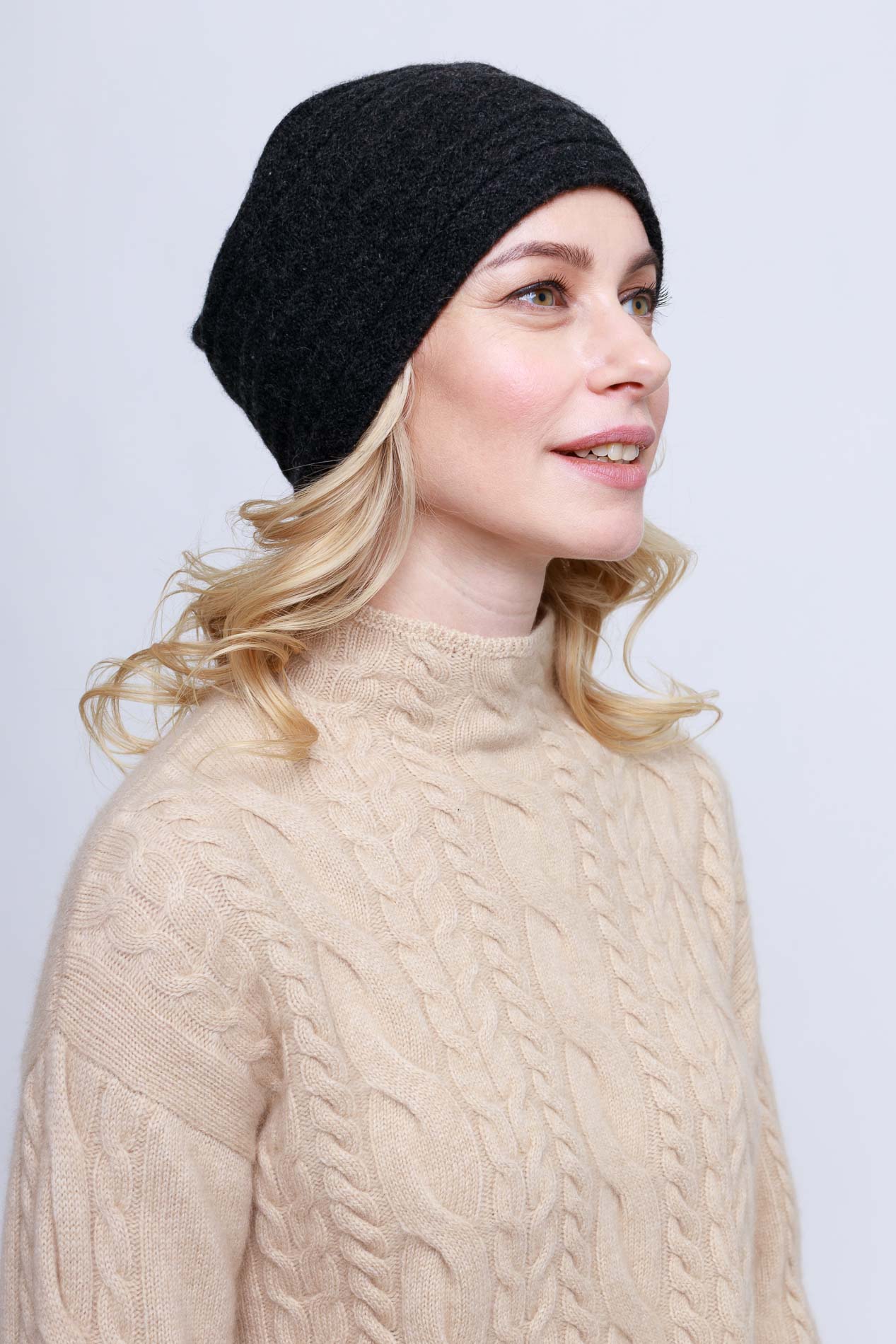 Женская шапка из пуха яка ажурной вязки   253242