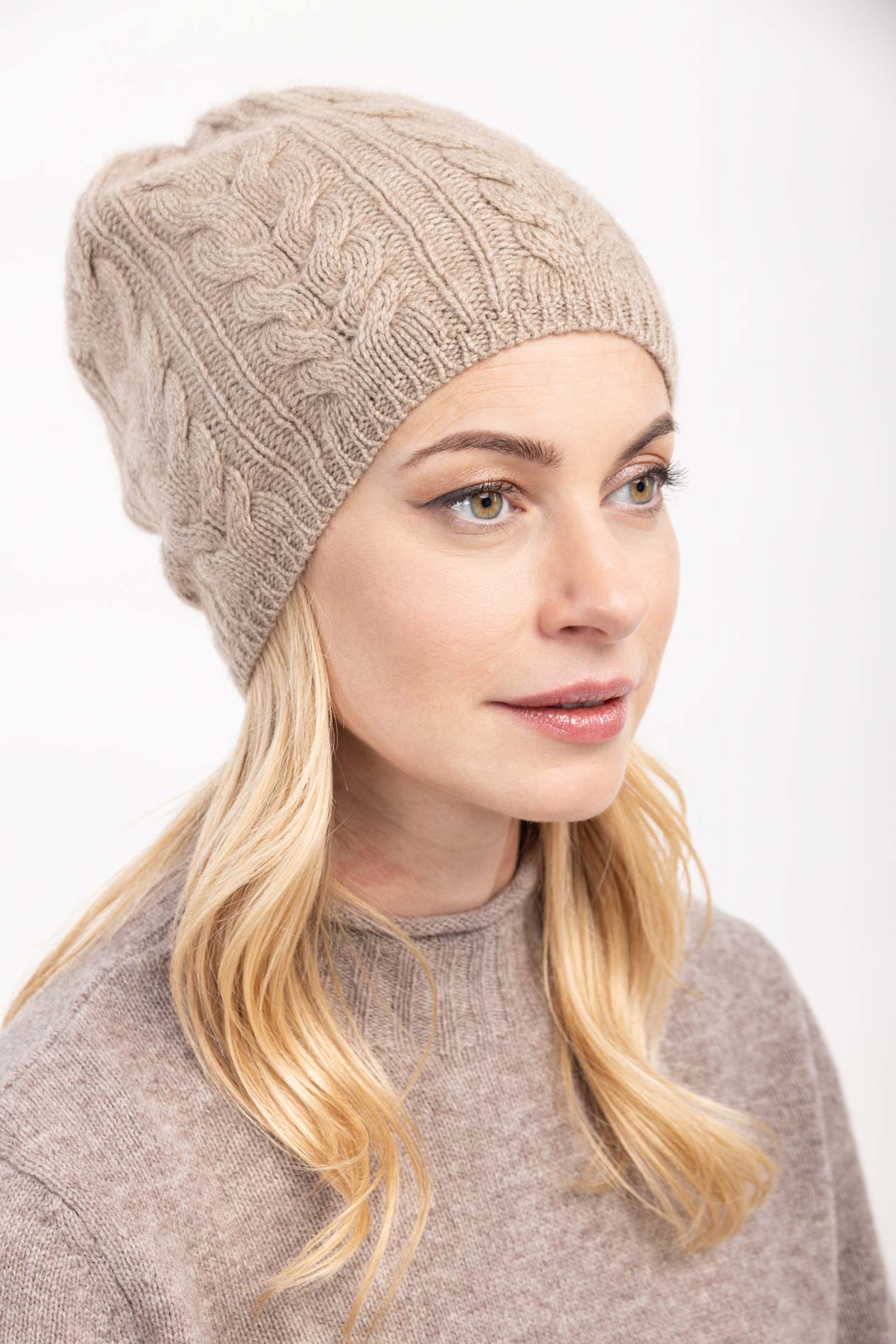 Теплая шапка из кашемира с косами   289321