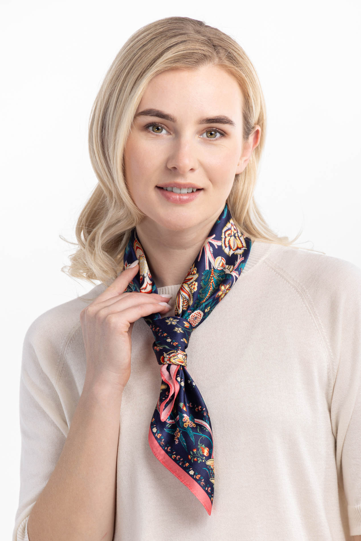 Платок из атласного шелка   290666