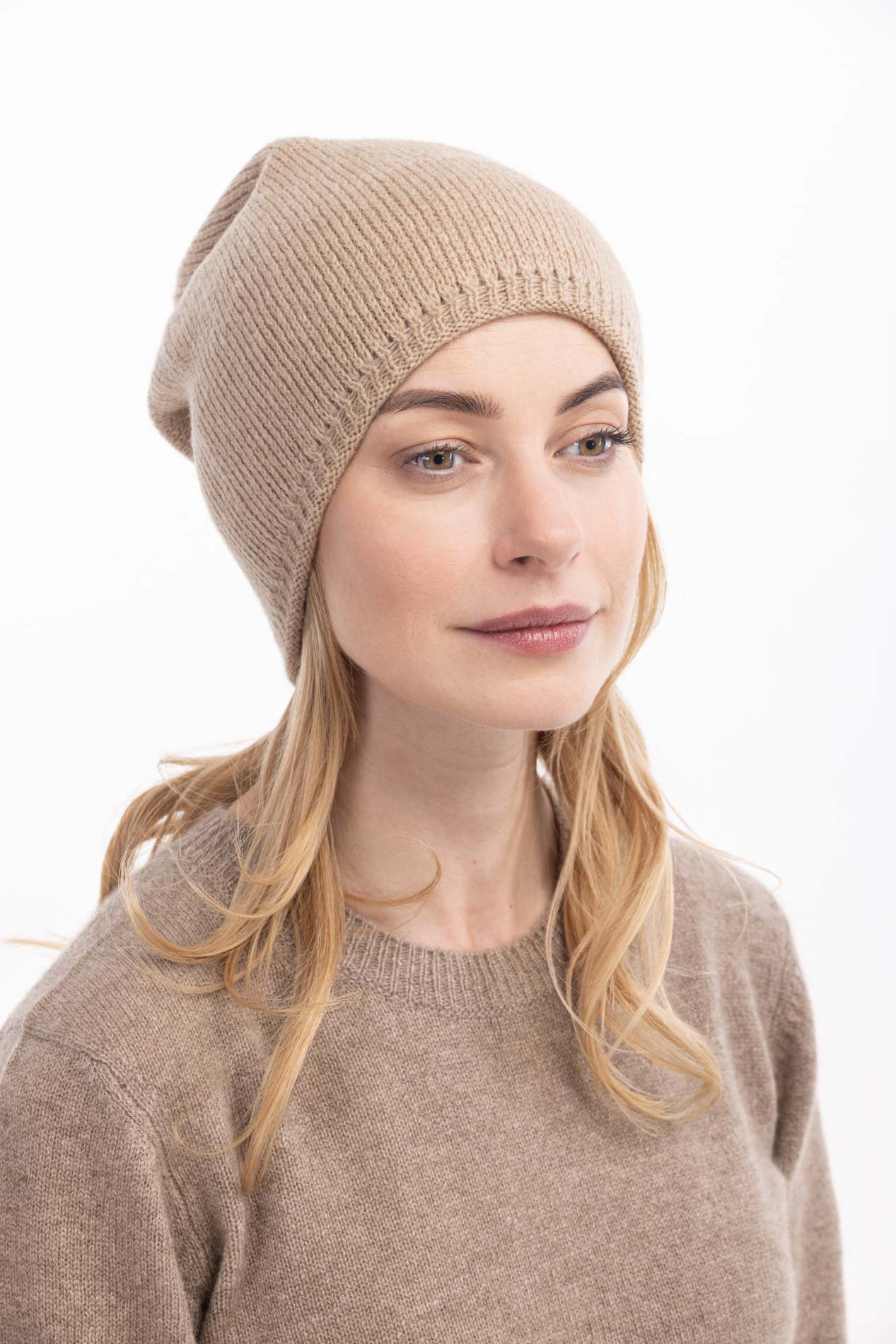 Зимняя шапка из верблюжьей шерсти   290115