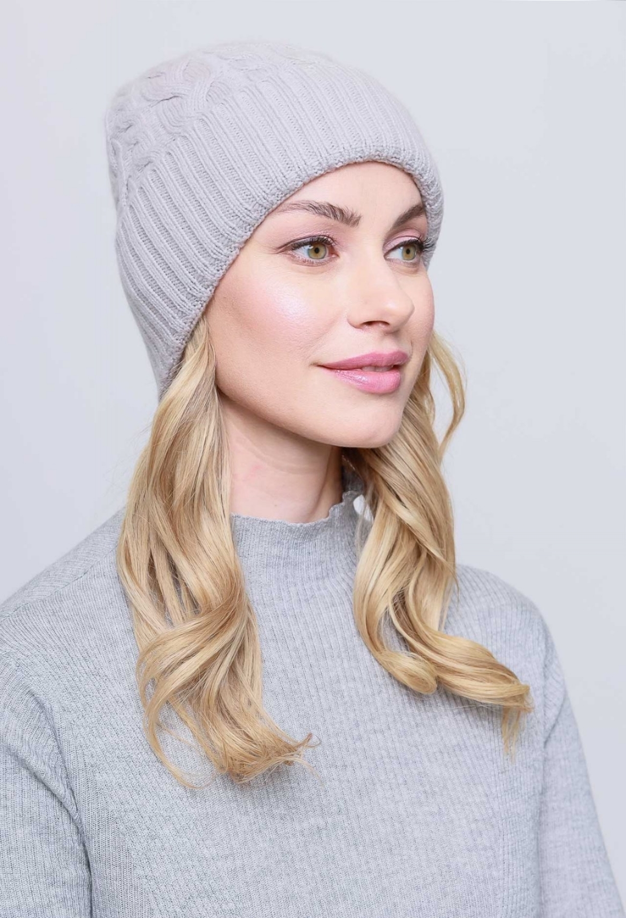 Женская шапка из кашемира с отворотом с чередованием узких и широких кос   181625